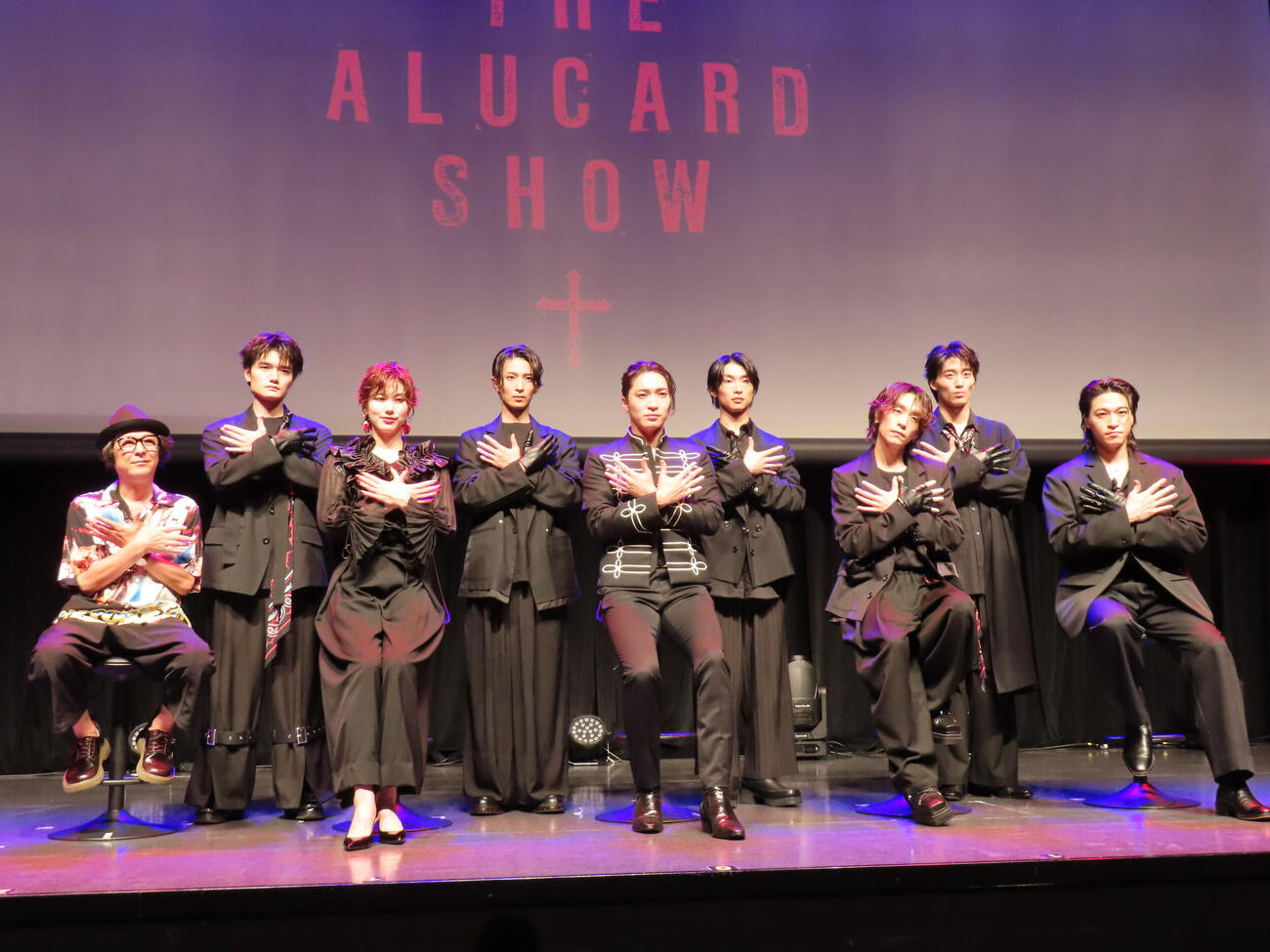 「THE ALUCARD SHOW」制作発表に出席した、左から河原雅彦氏、瀧澤翼、彩風咲奈、赤名竜乃介、松下優也、滝澤諒、平間壮一、山野光、SANTA（撮影・鎌田良美）