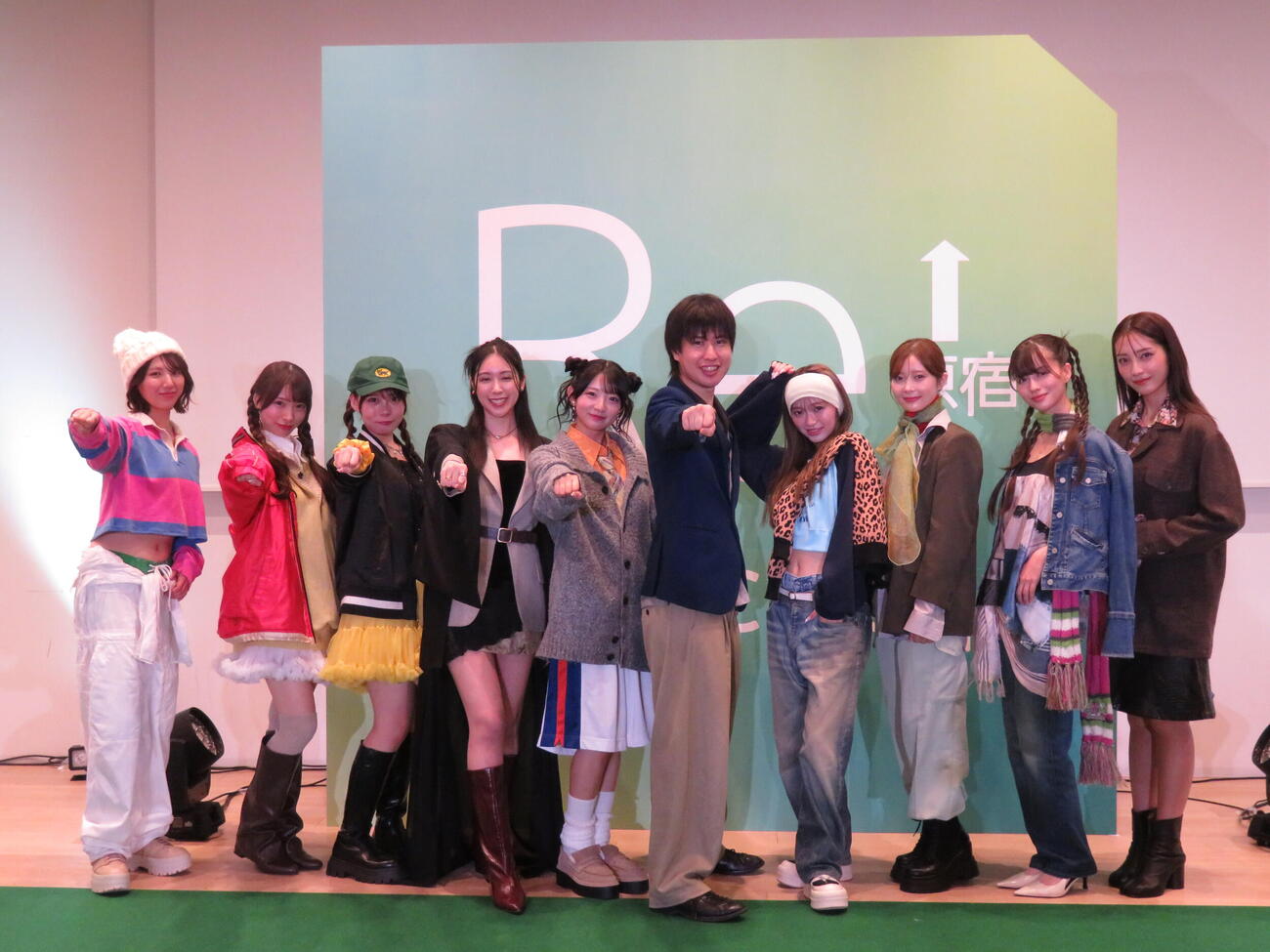 チャリティー型ファッションショー「Re：Collection Harajuku」に出演した、左から菅原茉椰、久保怜音、小浜菜摘、下山千晶、山下うみ、わっきゃい、松本玲奈、松川星、秋本レイラニ、福田ルミカ（撮影・村上幸将）