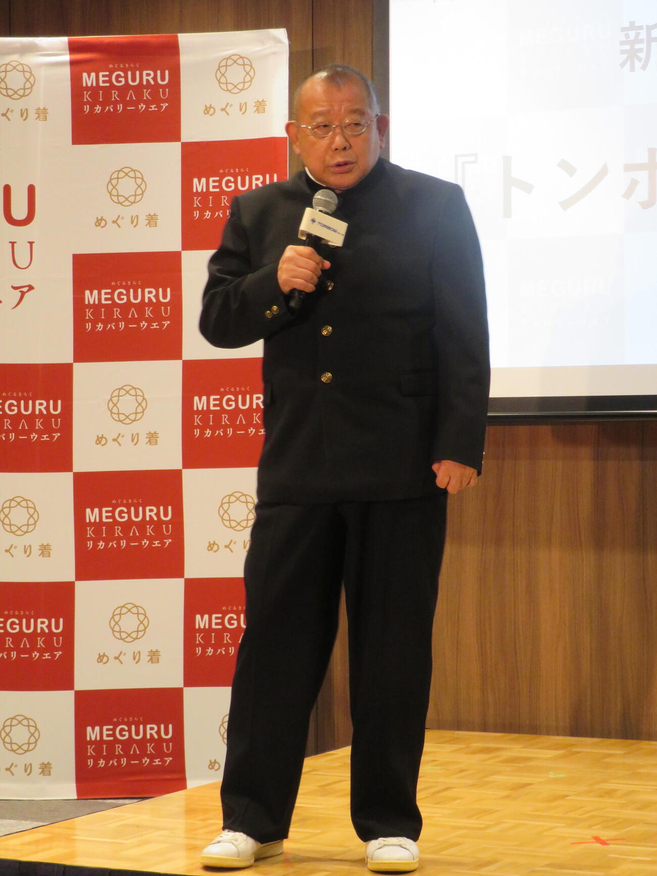 、トンボ「MEGURU KIRAKU（めぐるきらく）リカバリーウエア」新TVCM発表会「トンボ学園特別授業」に、学生服を着て登場した笑福亭鶴瓶（撮影・村上幸将）