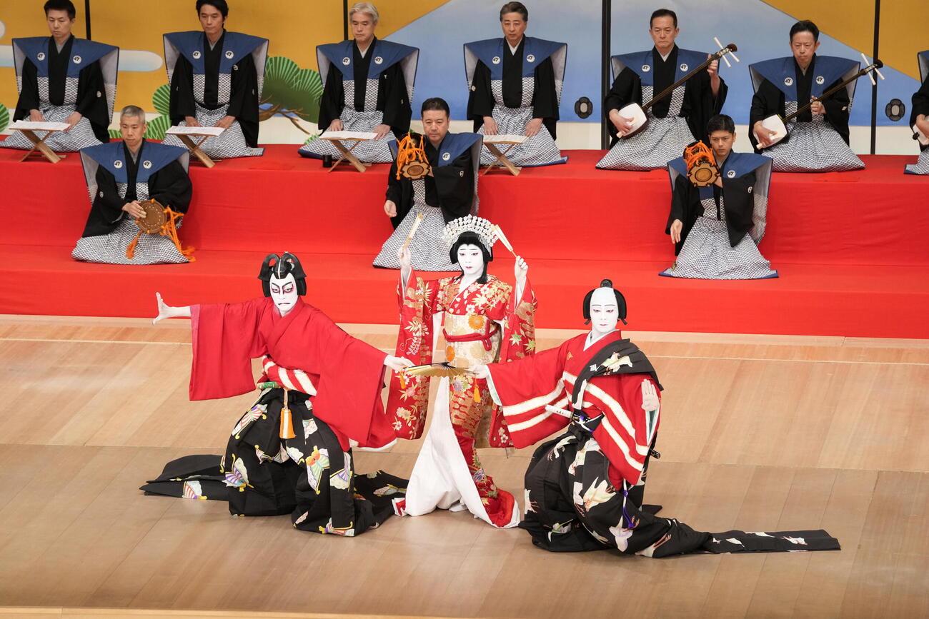 「秀山祭九月大歌舞伎」の昼の部「春調娘七種」に出演する、左から市川染五郎、尾上辰之助、市川團子（C）松竹