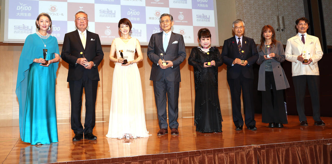グッドエイジャー賞を受賞し笑顔を見せる、左から久保京子、井上和英氏、沢口靖子、田中信明氏、天童よしみ、村越義雄氏、工藤めぐみ氏、長島賢氏（撮影・水谷安孝）