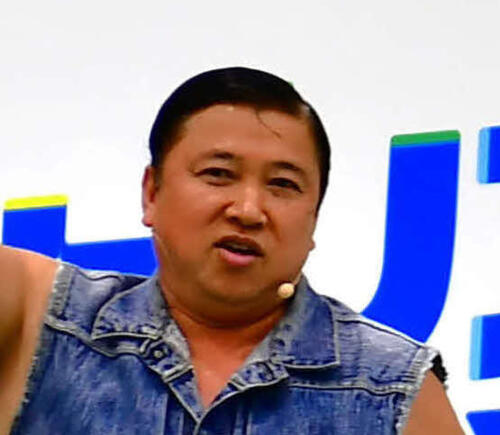 スギちゃん「抱きしめたくなったぜぇ」路上で「悪そうなおじさまと真面目そうなおじさま」バトル