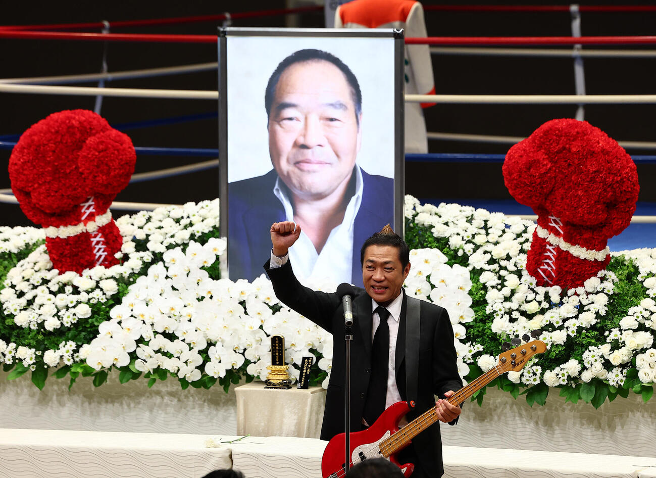 ガッツ石松さん「お別れの会」、お別れの「伝説の男～ビバ・ガッツ～」を歌唱するはなわ（撮影・野上伸悟）