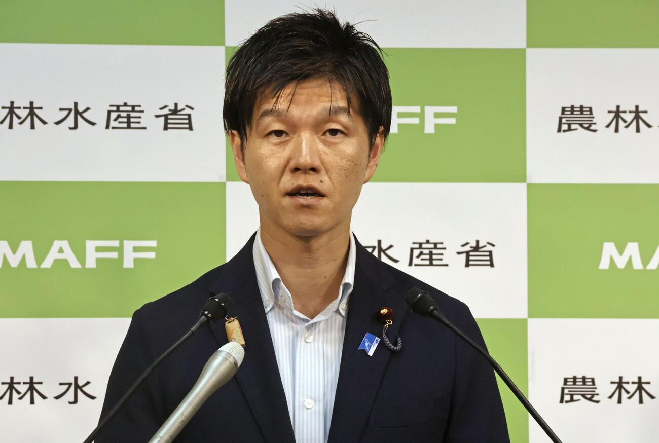 9月1日　閣議後に記者会見する鈴木農相（共同）