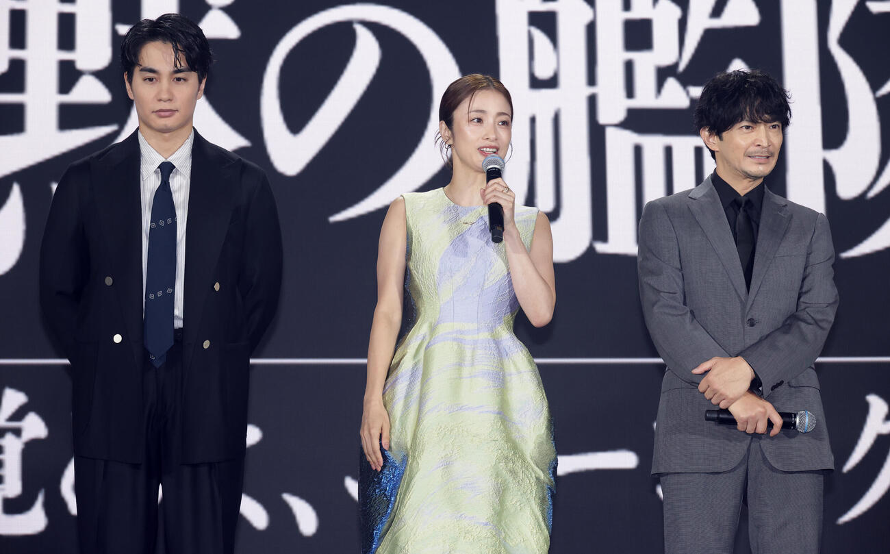 「沈黙の艦隊」出演のあいさつをする、左から中村蒼、上戸彩、津田健次郎（撮影・中島郁夫）