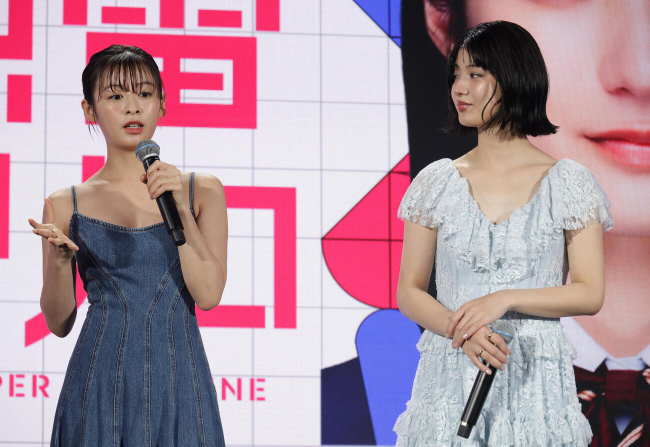 「地雷グリコ」出演のあいさつをする森七菜（左）と蒔田彩珠（撮影・中島郁夫）