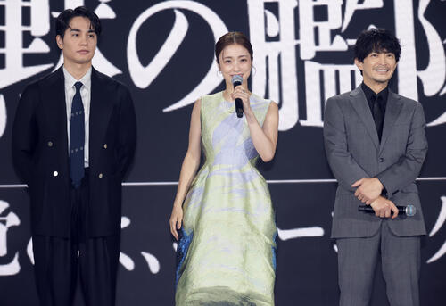 「沈黙の艦隊」出演のあいさつをする、左から中村蒼、上戸彩、津田健次郎(撮影・中島郁夫)