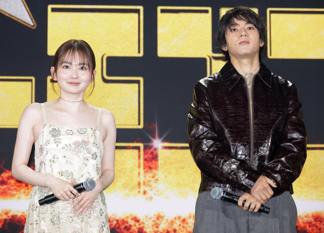 「スーパーモブニンジャ」出演のあいさつをする山田杏奈（左）と山田裕貴（撮影・中島郁夫）