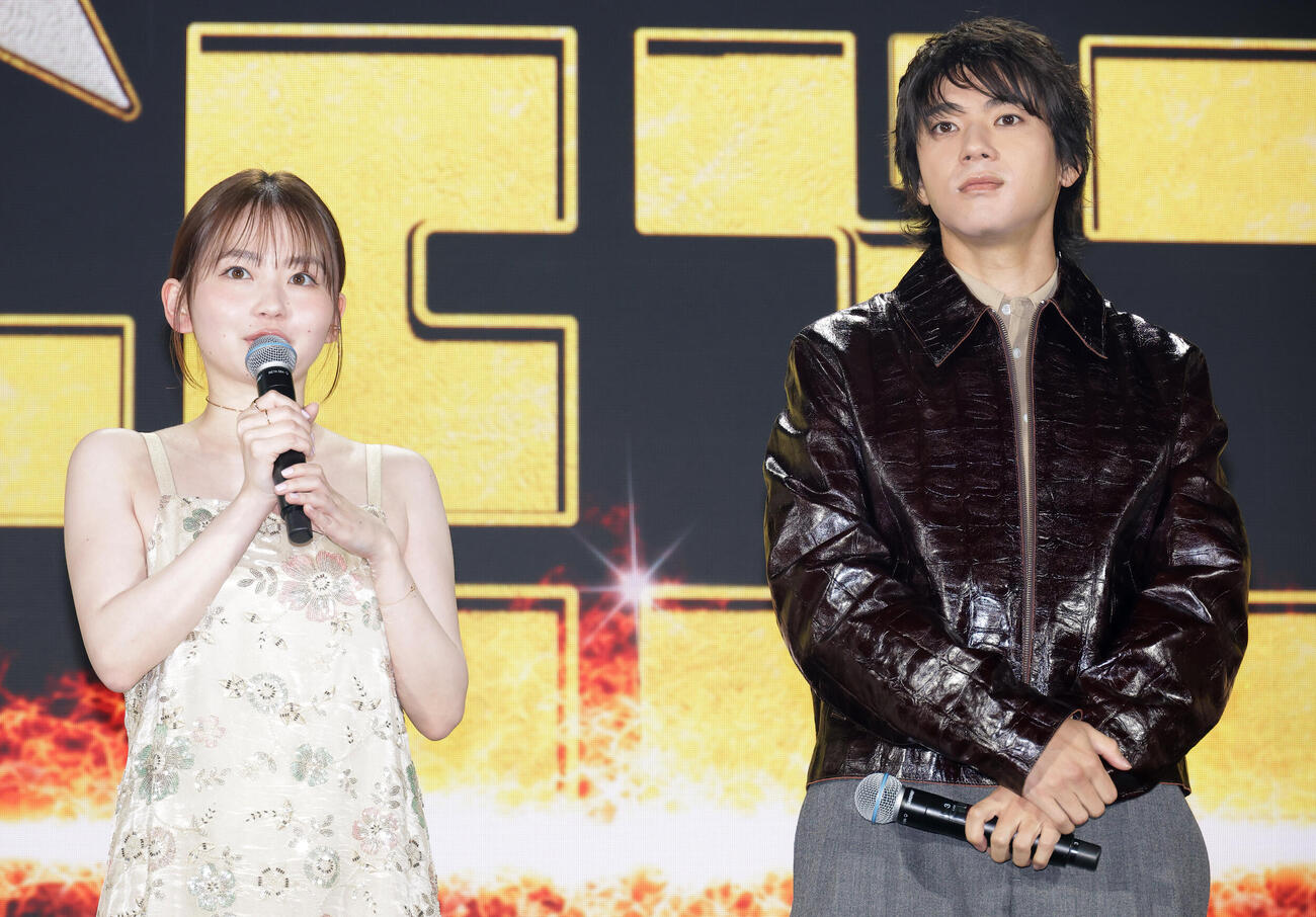 「スーパーモブニンジャ」出演のあいさつをする山田杏奈（左）と山田裕貴（撮影・中島郁夫）