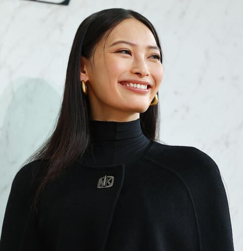 1児の母、大政絢「紅葉とか手をつないで見に行けたら」美スタイル際立つ全身黒コーデ披露