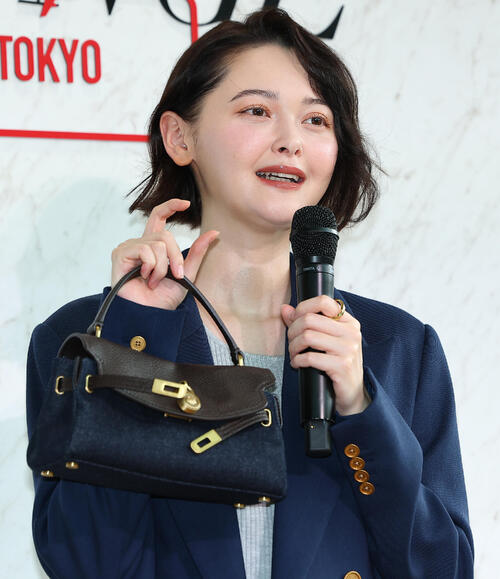玉城ティナ「ラスト20代」まで１カ月　ポップアップにハンサムミニスカで登場