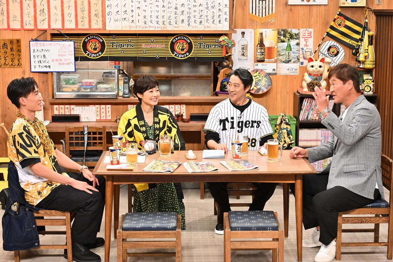 「阪神ファンと集う～有働由美子の猛虎食堂」に出演する、左から、桃田賢斗、有働由美子アナウンサー、堤真一、片岡篤史氏（C）MBS