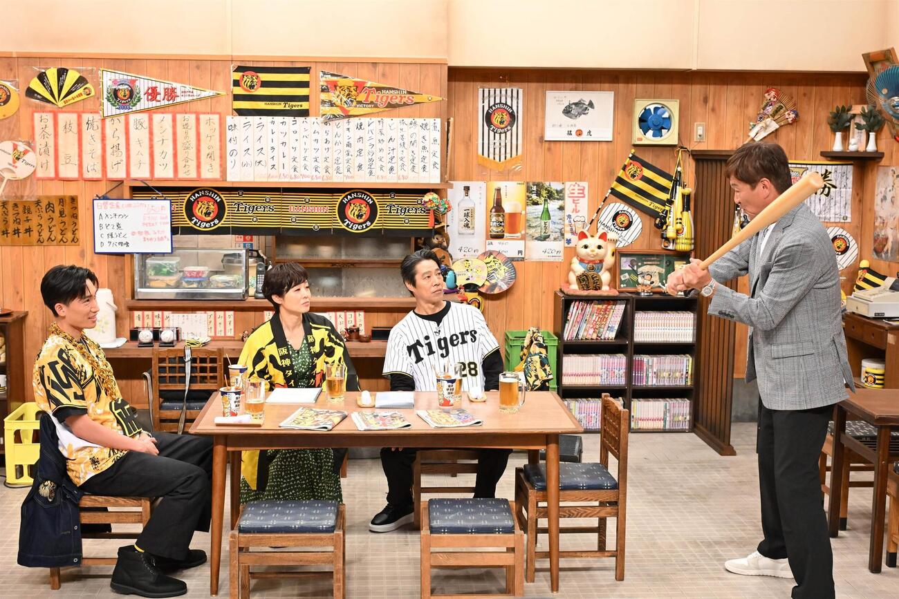 「阪神ファンと集う～有働由美子の猛虎食堂」に出演する、左から、桃田賢斗、有働由美子アナウンサー、堤真一、片岡篤史氏（C）MBS