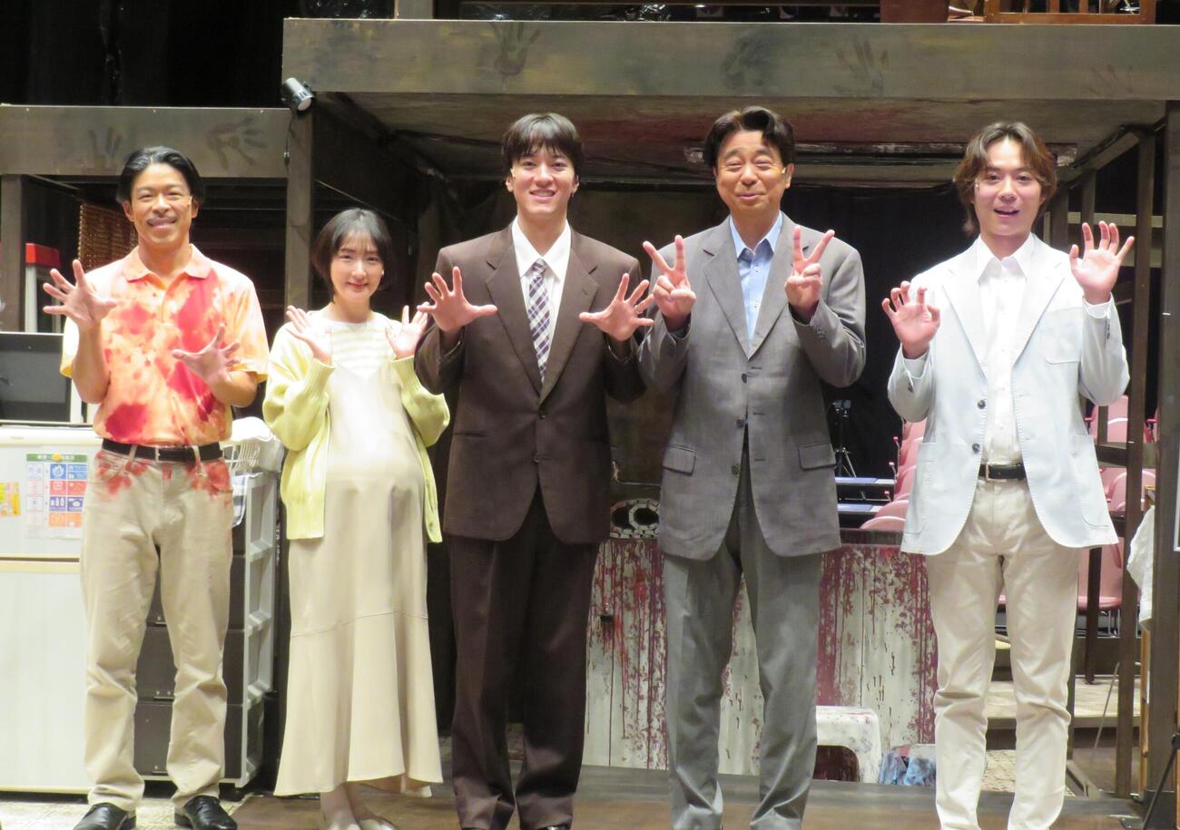 舞台「呪怨　THE LIVEー再念ー」の取材会を行った、左からEXILE松本利夫、生駒里奈、松島庄汰、よゐこ有野晋哉、杉本琢弥（撮影・松本久）