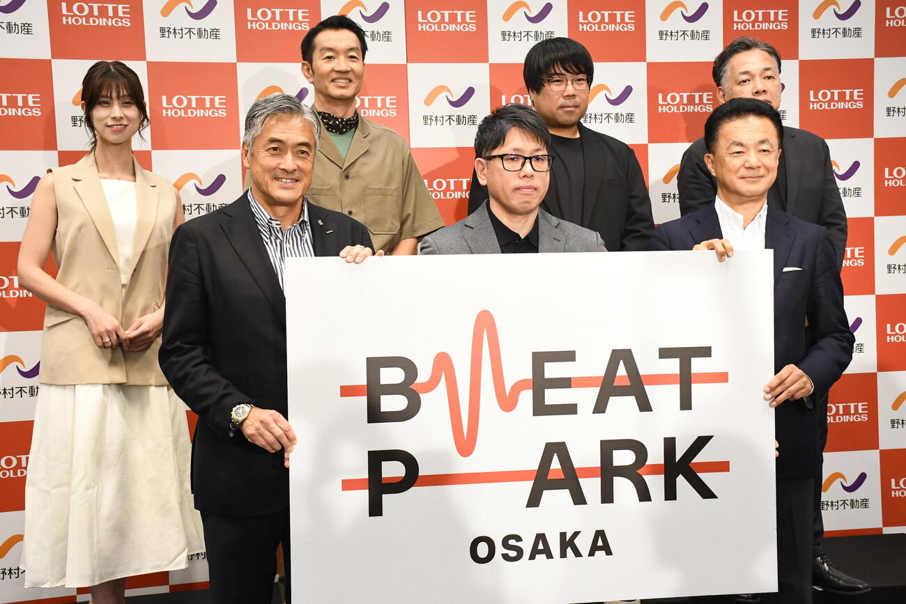 発表会見に出席した中川悠介社長ら（撮影・阪口孝志）