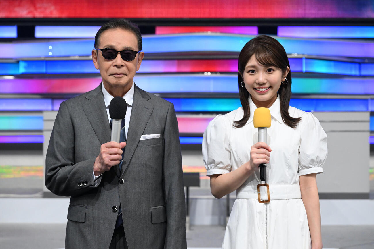 テレビ朝日系「ミュージックステーション」のメインMCタモリ（左）、サブMC鈴木新彩（さらさ）アナウンサー