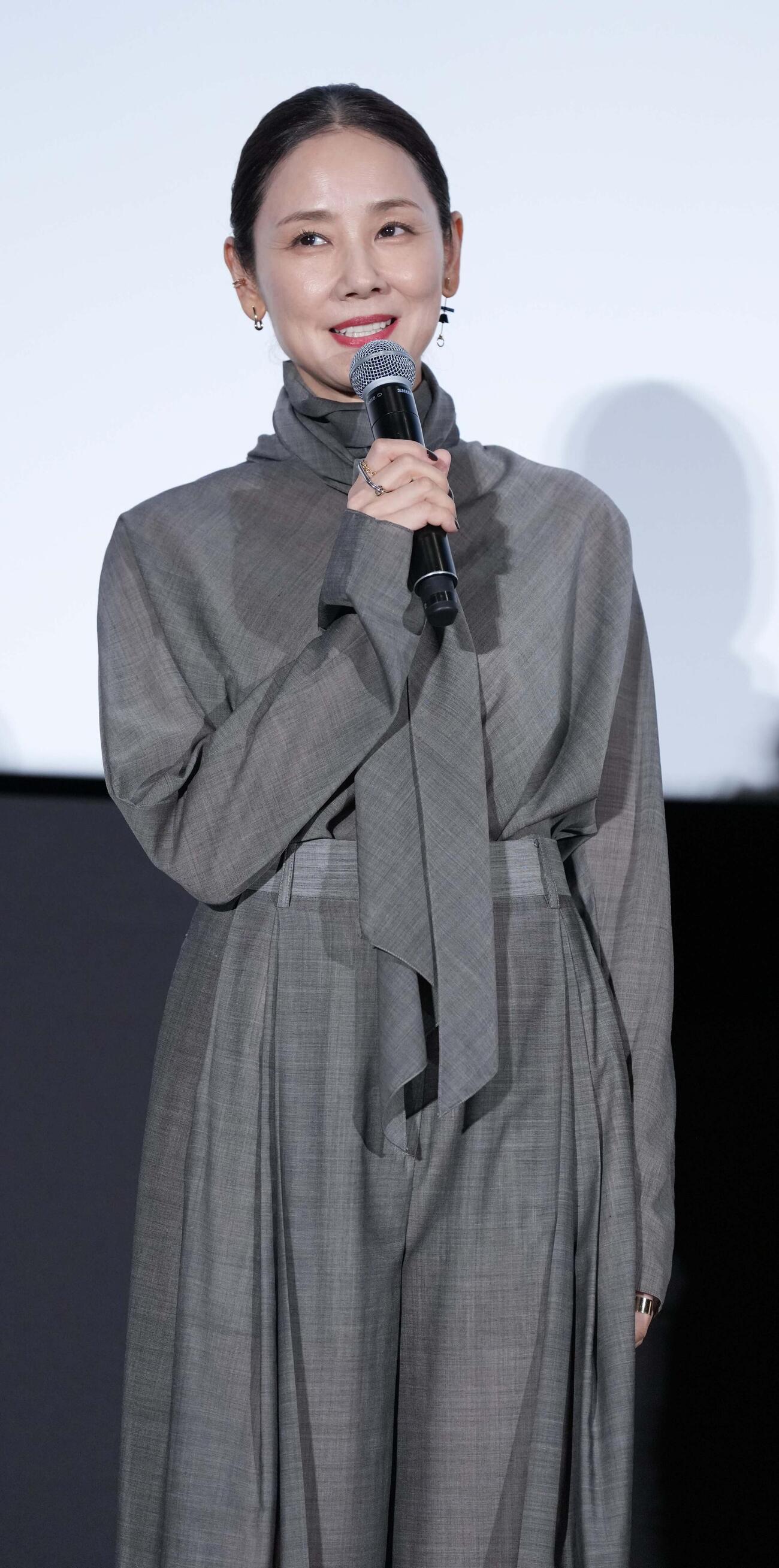映画「白鳥とコウモリ」公開前夜祭舞台あいさつに臨む吉田羊（撮影・小沢裕）