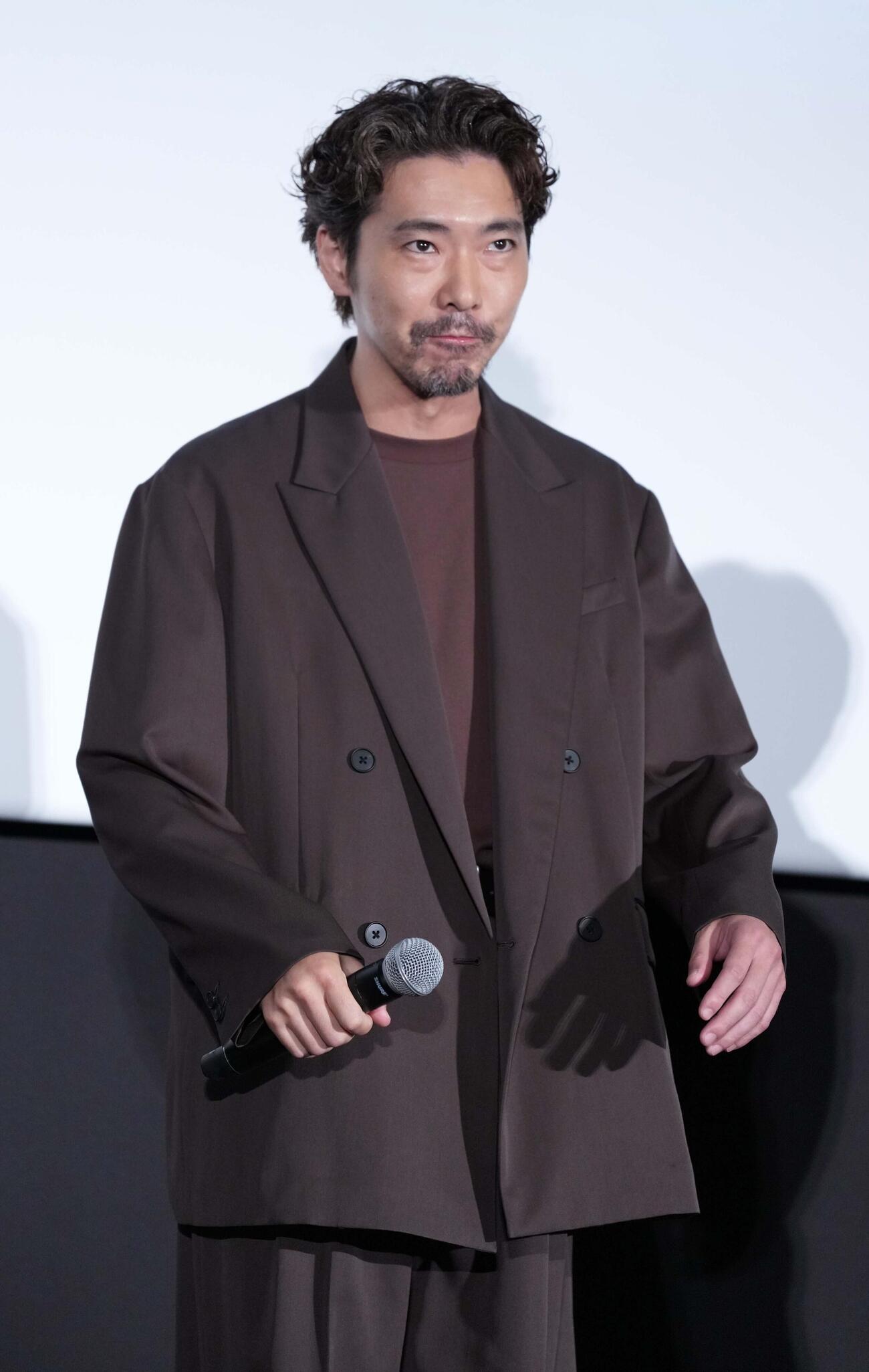 映画「白鳥とコウモリ」公開前夜祭舞台あいさつに臨む柄本佑（撮影・小沢裕）