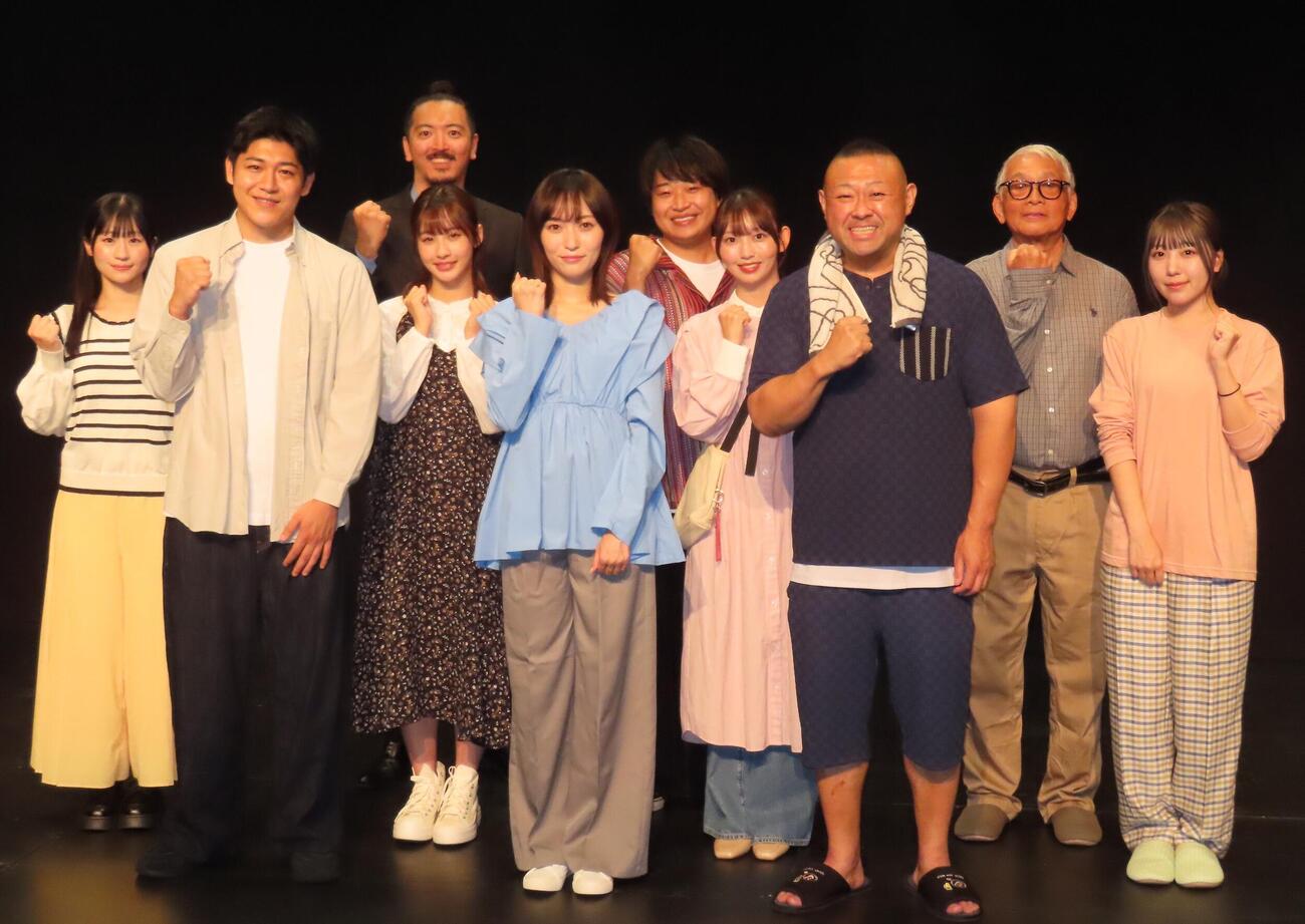 舞台「アーカイブする未来」の公演前囲み取材に出席した、前列左から増本尚、山口真帆、脇知弘、中列左から有川舞衣子、沖侑果、水映、日野ここ、後列左からヤザキ、松山歩夢、小野田丈士