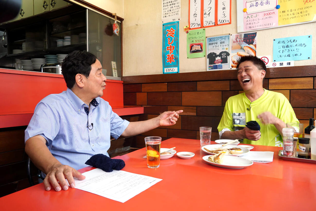 フジテレビ系情報番組「とれたてっ」で共演する坂上忍（右）と鈴木哲夫氏