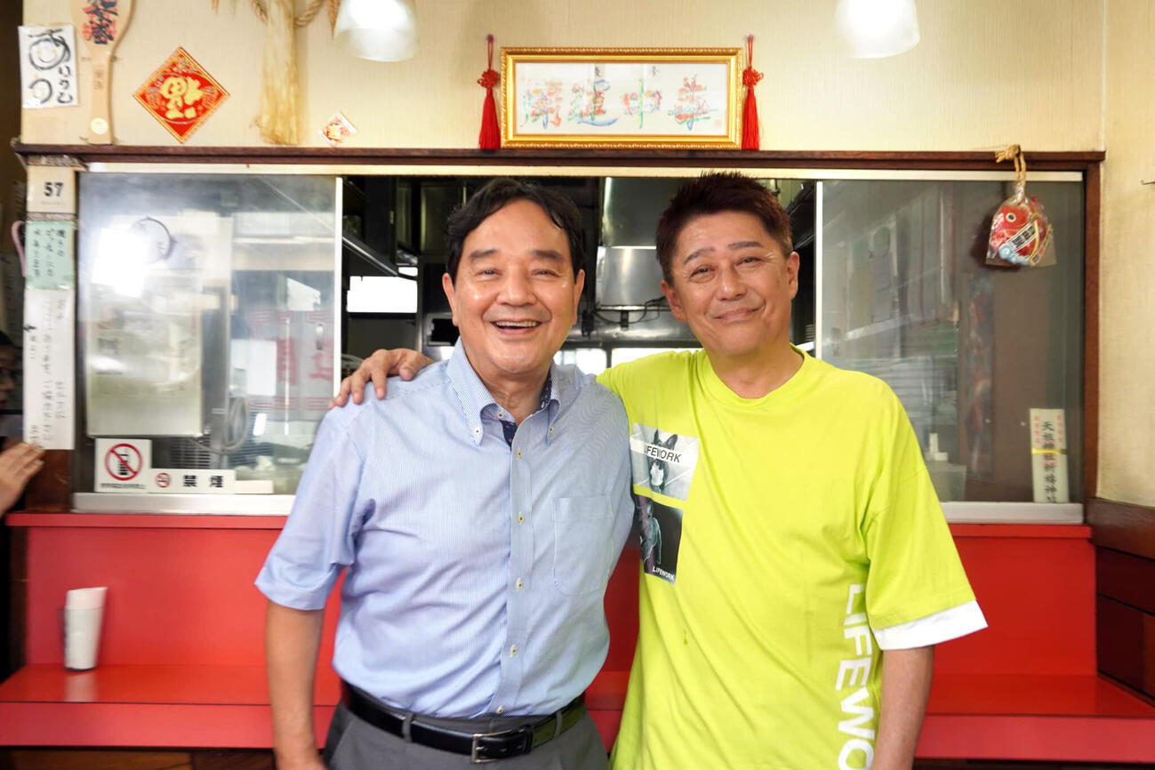 フジテレビ系情報番組「とれたてっ」で共演する坂上忍（右）と鈴木哲夫氏