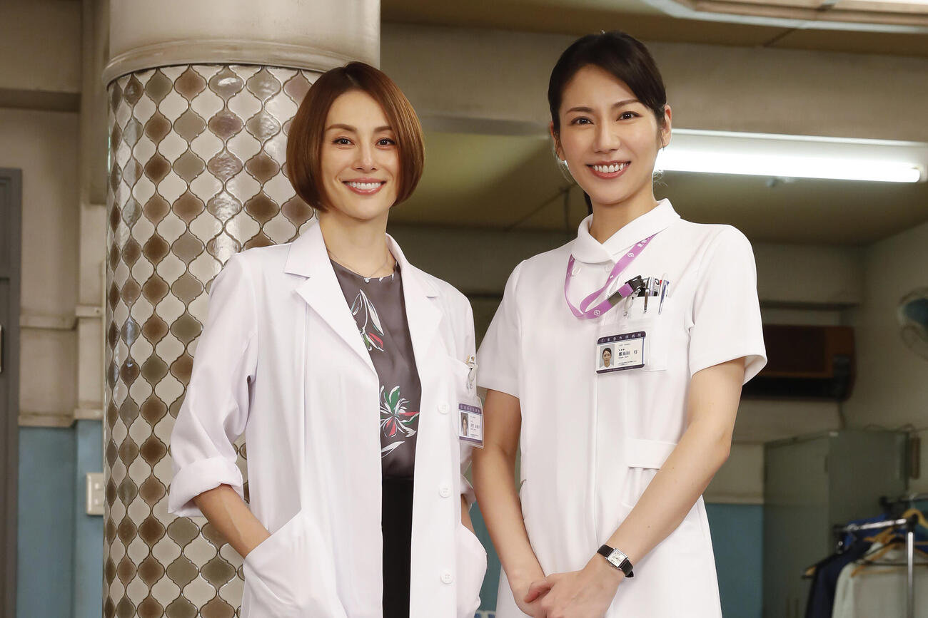 「ドクターX～外科医・大門未知子～」（2012年～）で主演を務めた米倉涼子（左）10月木曜ドラマ「アナログナース～デジタルってなんなんだよ！？～」で主演を務める松下奈緒（右）