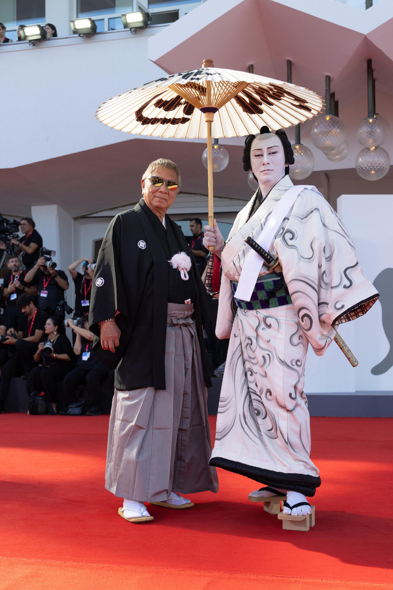 第83回ベネチア映画祭に参加した三池崇史監督（左）、市川團十郎（C）Kazuko Wakayama