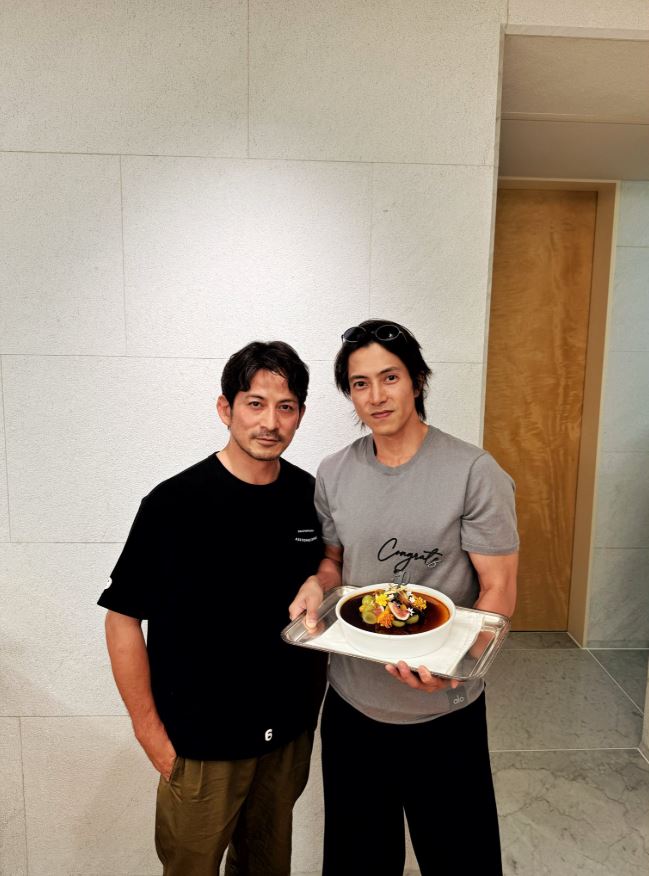 山下智久の芸能活動30周年を祝福する岡田准一（岡田准一のXから）
