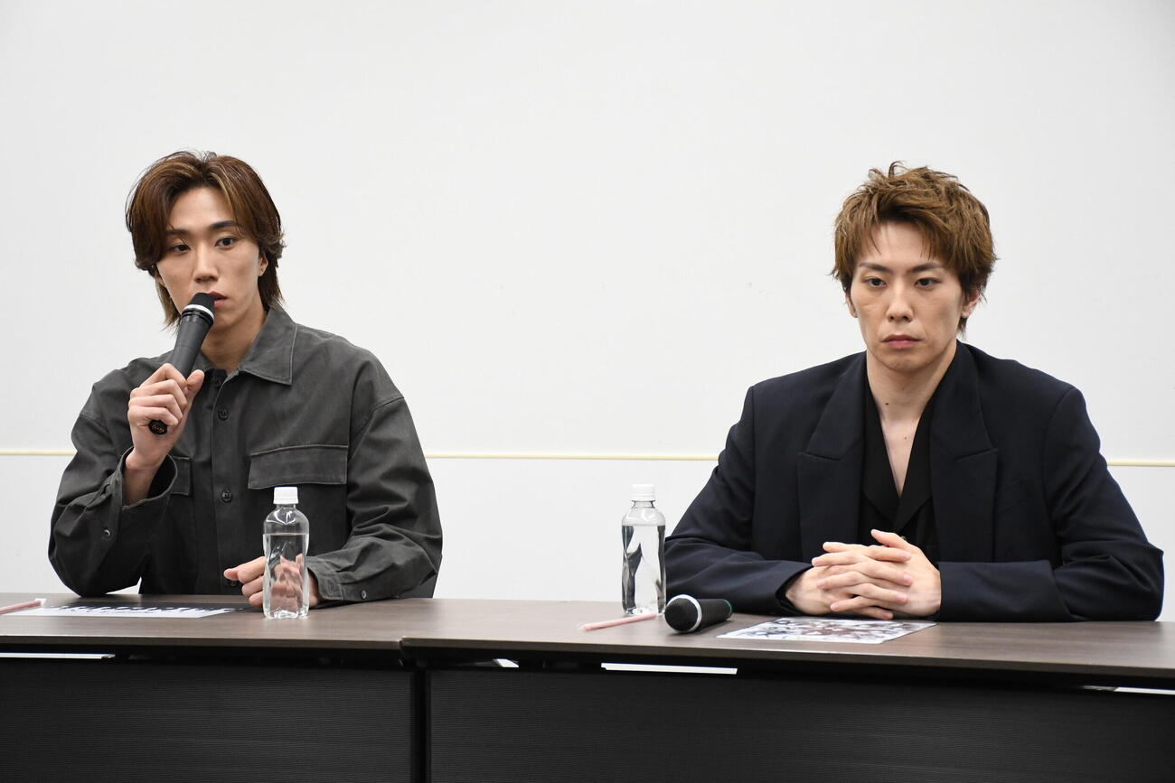 劇団新感線「髑髏城の七人　LAST STAND」の取材会に出席した早乙女太一（左）と早乙女友貴（撮影・阪口孝志）