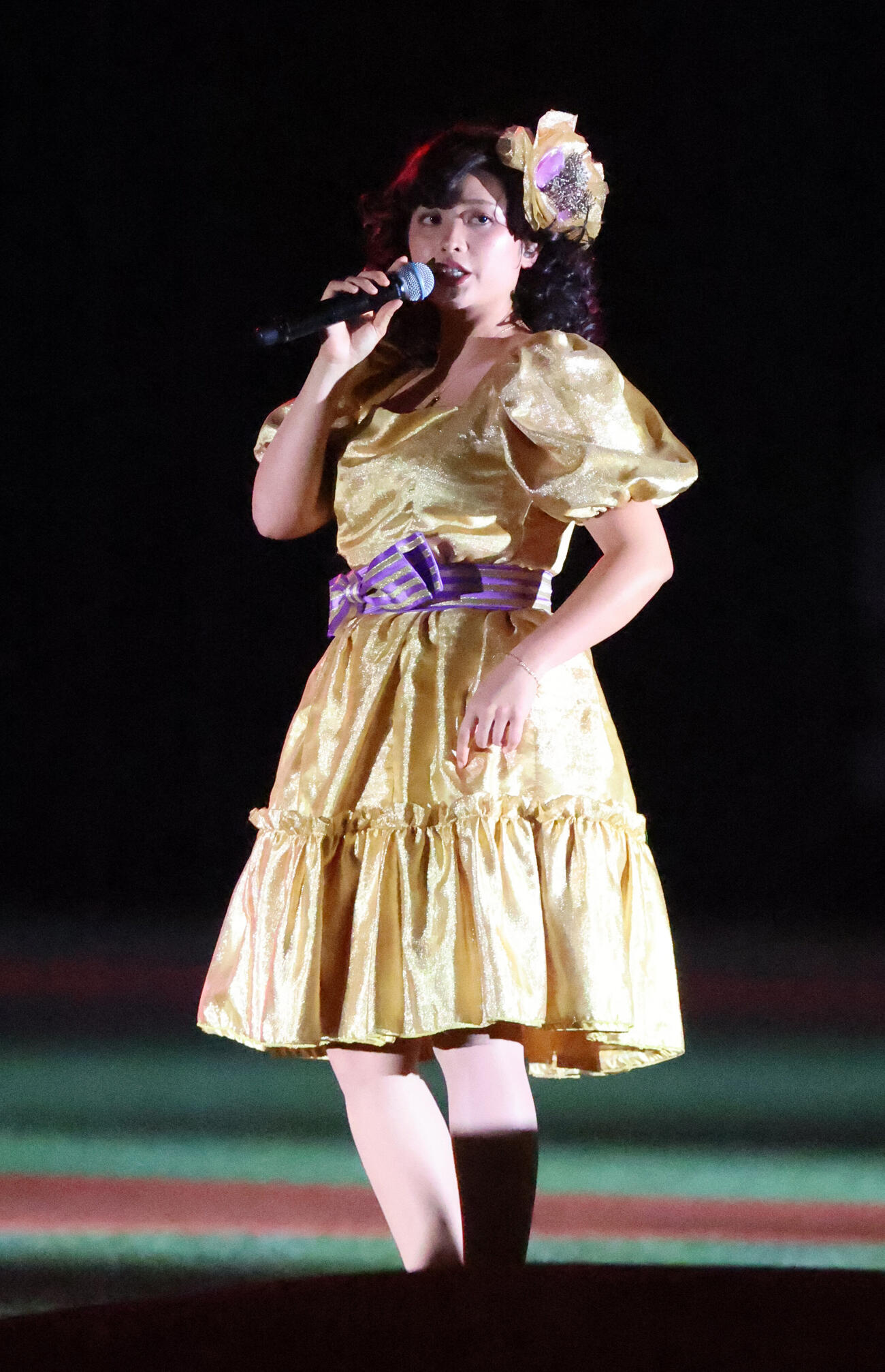 山口百恵の歌を熱唱するモノマネタレントのカトリーナ陽子（2026年8月撮影）