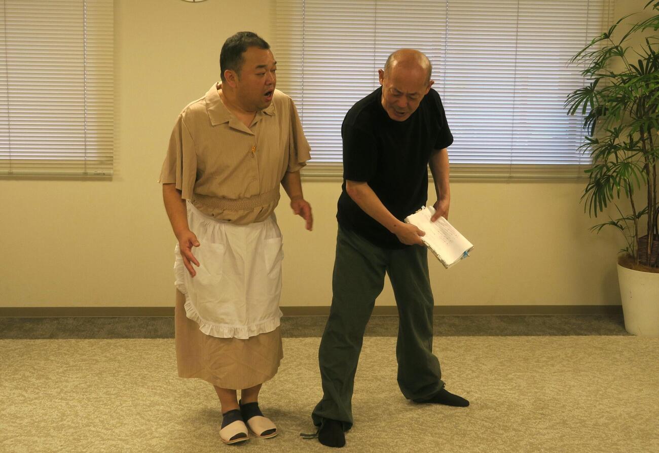 曽我廼家寛太郎（右）とけいこする西寄ひがし