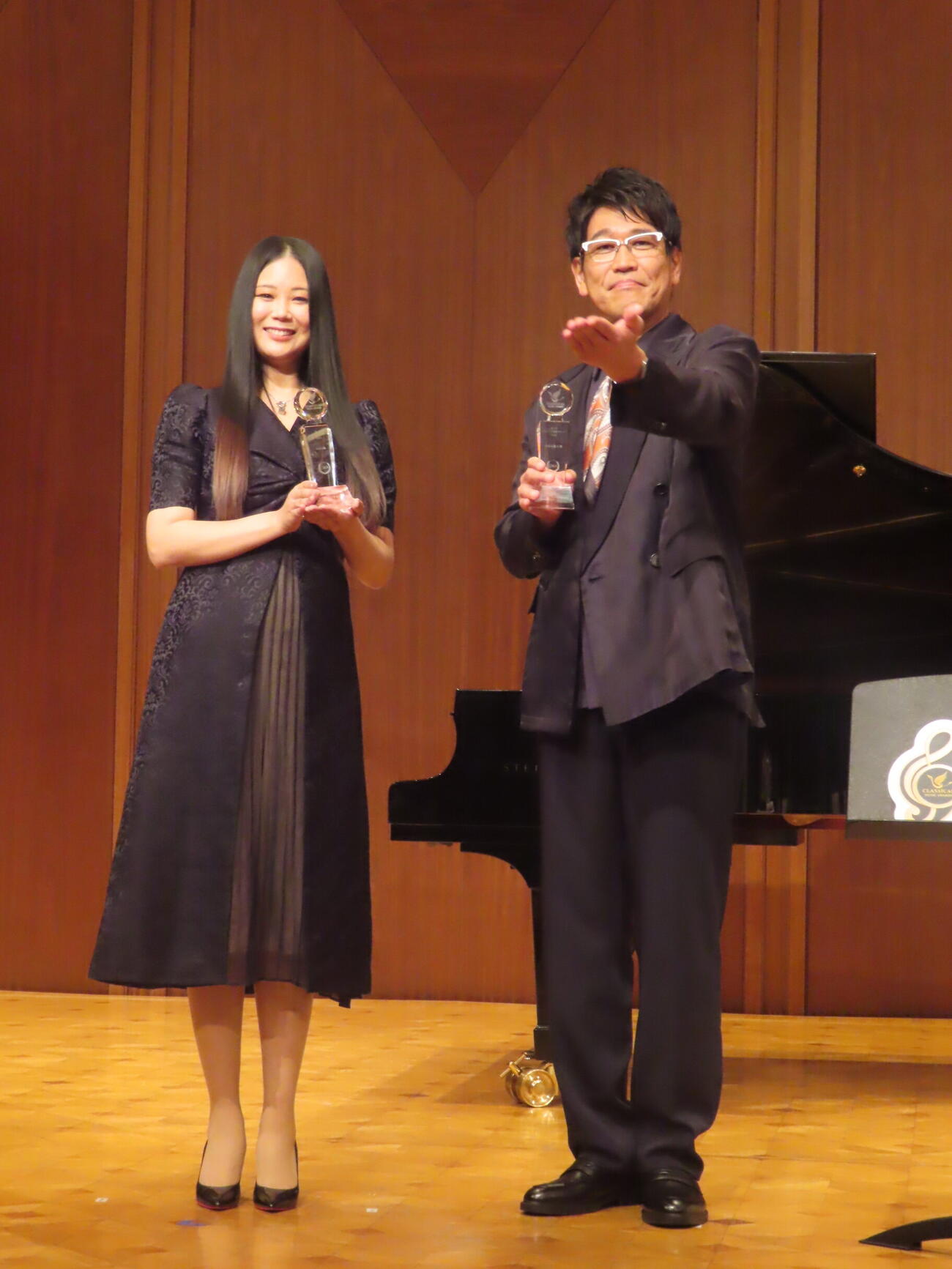 「第1回　クラシック音楽アワード　2026」を受賞したnaco（左）と古坂大魔王