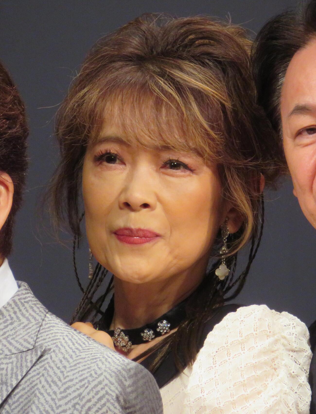 歌手橋幸夫さんの「一周忌特別公演」に参加した保科有里（撮影・松本久）