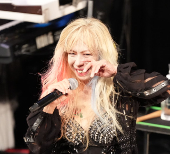 デビュー前日記念ライブで感極まるSHOW−YAボーカルの寺田恵子（撮影・小沢裕）