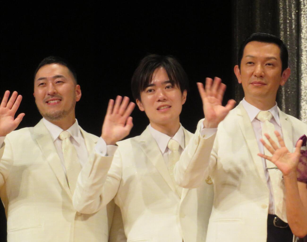 歌手橋幸夫さんの「一周忌特別公演」に参加した二代目橋幸夫yH2（撮影・松本久）