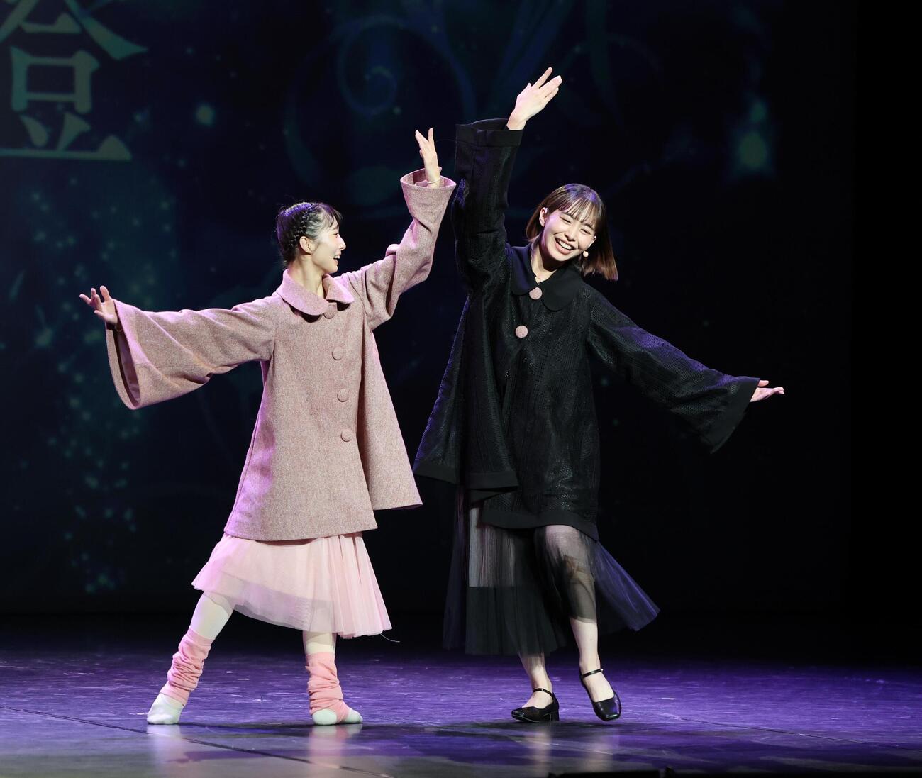 舞台「SWAN－BALLET－cross Reading－」のゲネプロで演じる井桁弘恵（右）と飯島望未（撮影・黒川智章）