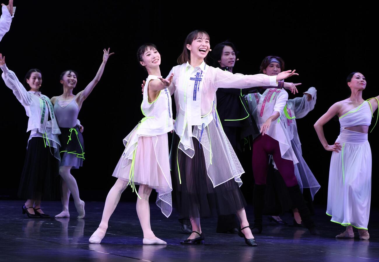 舞台「SWAN－BALLET－cross Reading－」のゲネプロで演じる井桁弘恵（右）と飯島望未（撮影・黒川智章）