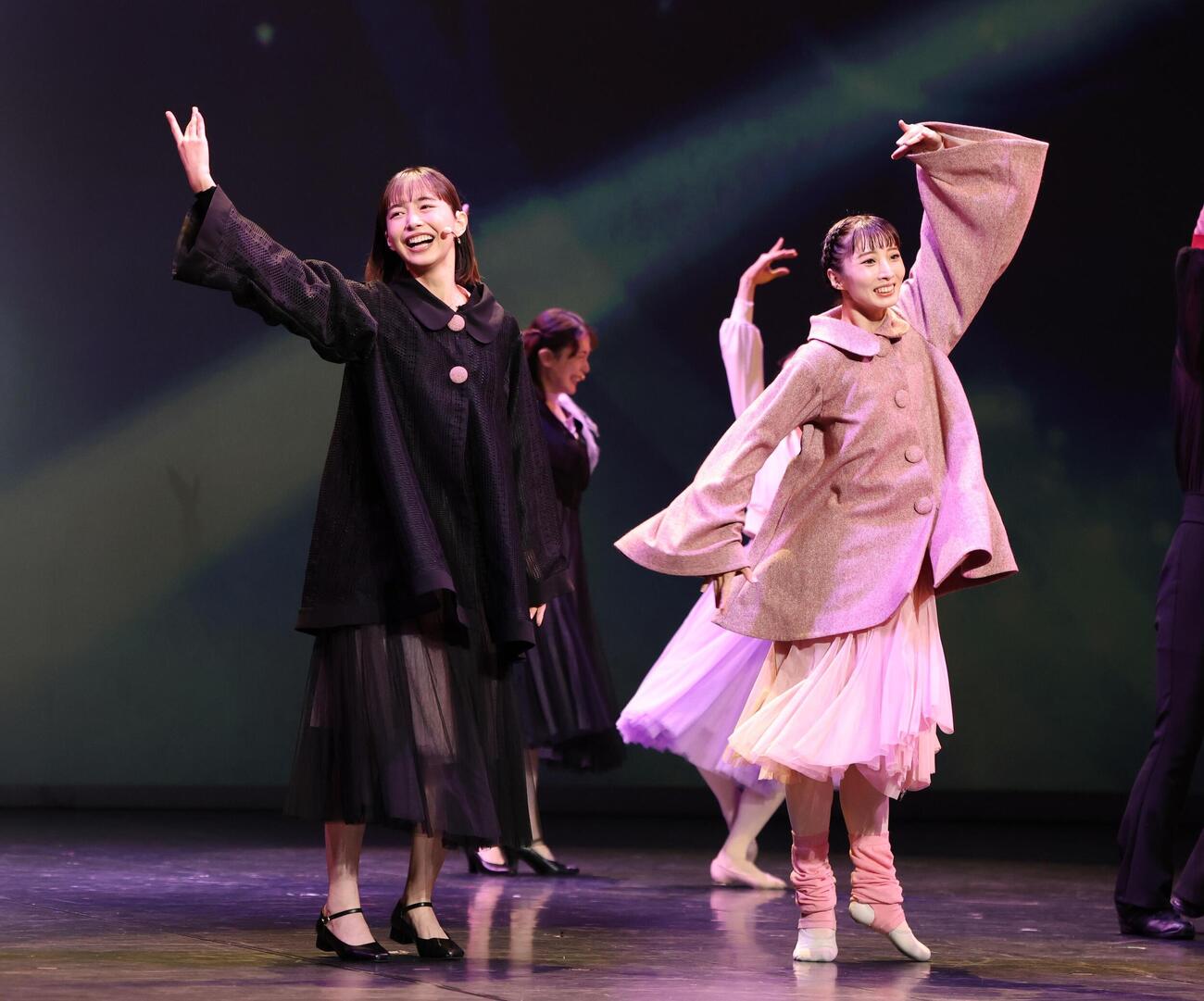 舞台「SWAN－BALLET－cross Reading－」のゲネプロで演じる井桁弘恵（左）と飯島望未（撮影・黒川智章）