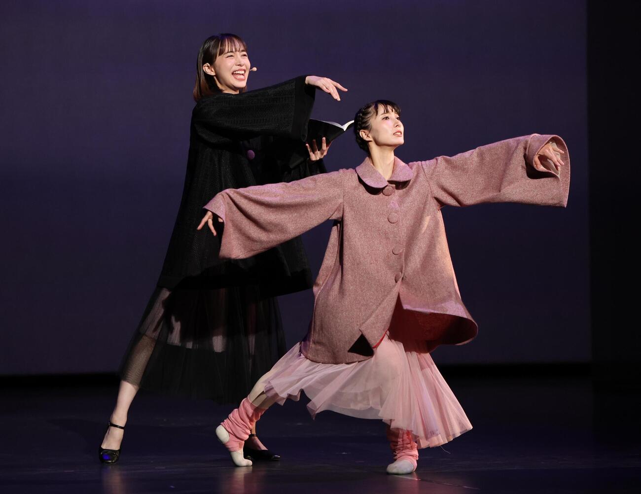 舞台「SWAN－BALLET－cross Reading－」のゲネプロで演じる井桁弘恵（左）と飯島望未（撮影・黒川智章）