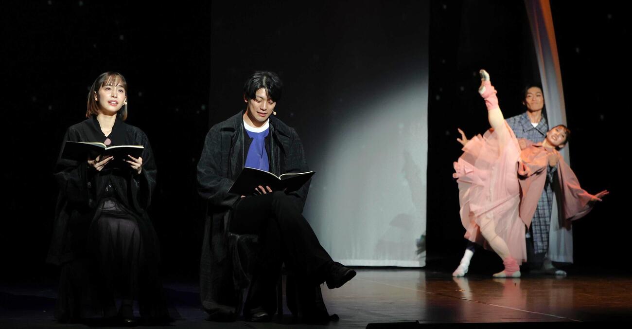 舞台「SWAN－BALLET－cross Reading－」のゲネプロで演じる井桁弘恵（左）と東啓介（撮影・黒川智章）