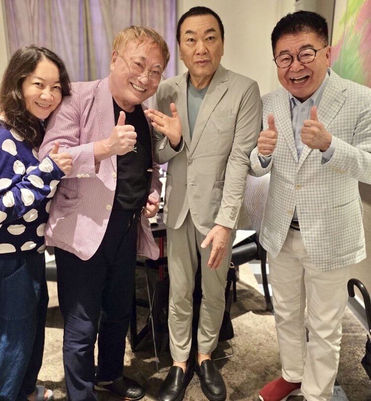 都内のホテルで行われた“手打ち式”に出席した、左から西原理恵子さん、高須克弥院長、見城徹社長、生島ヒロシ