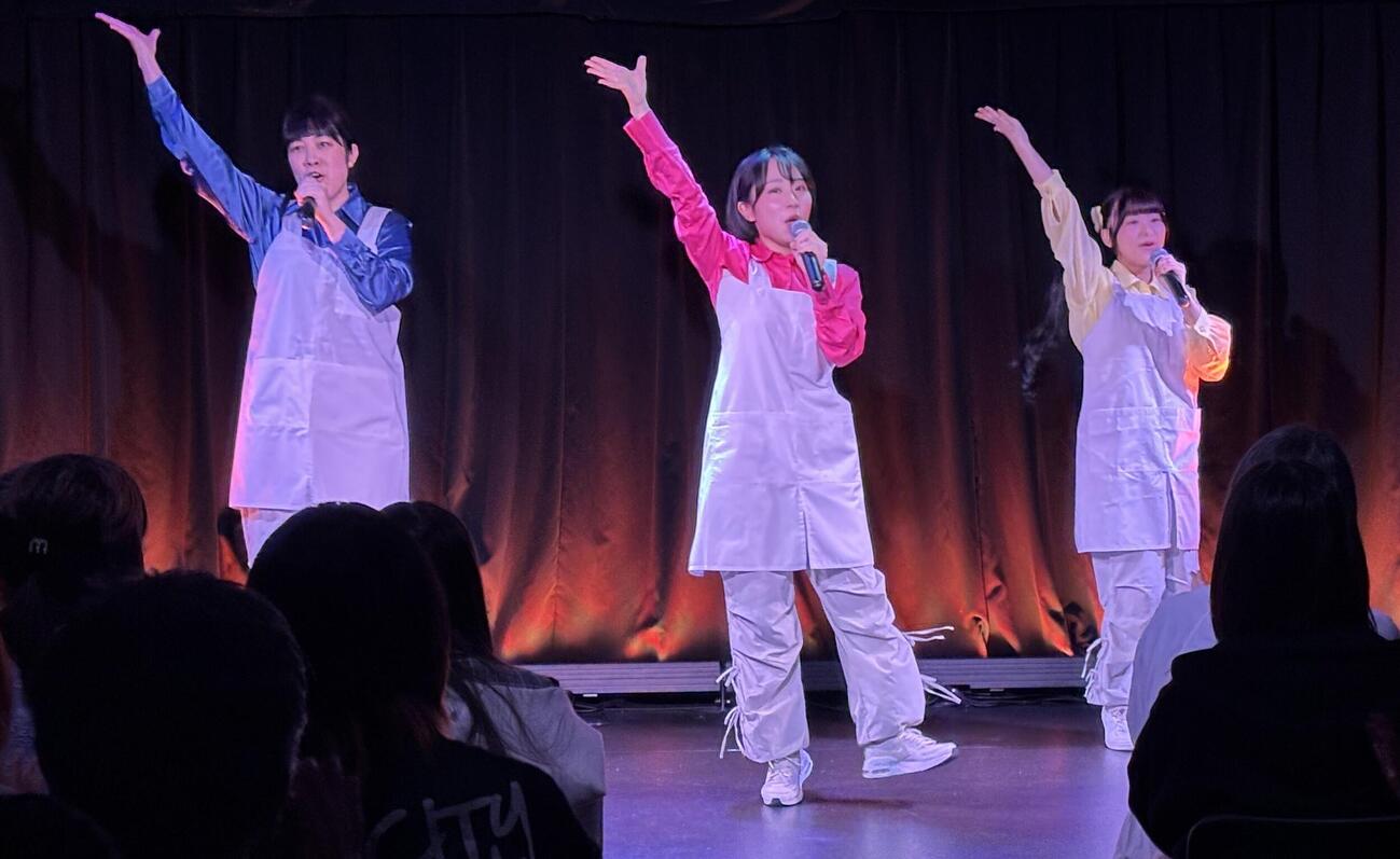 公演を行う、左から宮坂桃奈、西浜詩織、みたにあかね