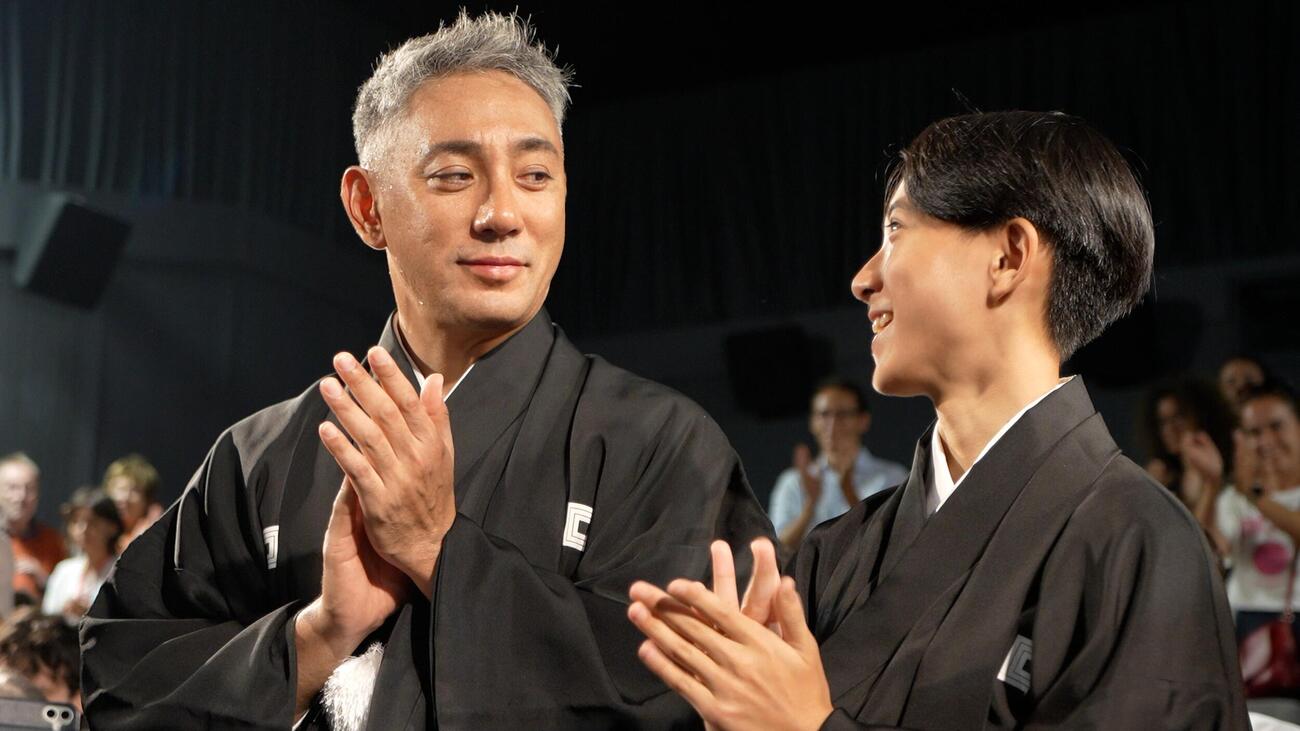 「襲名」でベネチア映画祭に参加した市川團十郎（左）、市川新之助