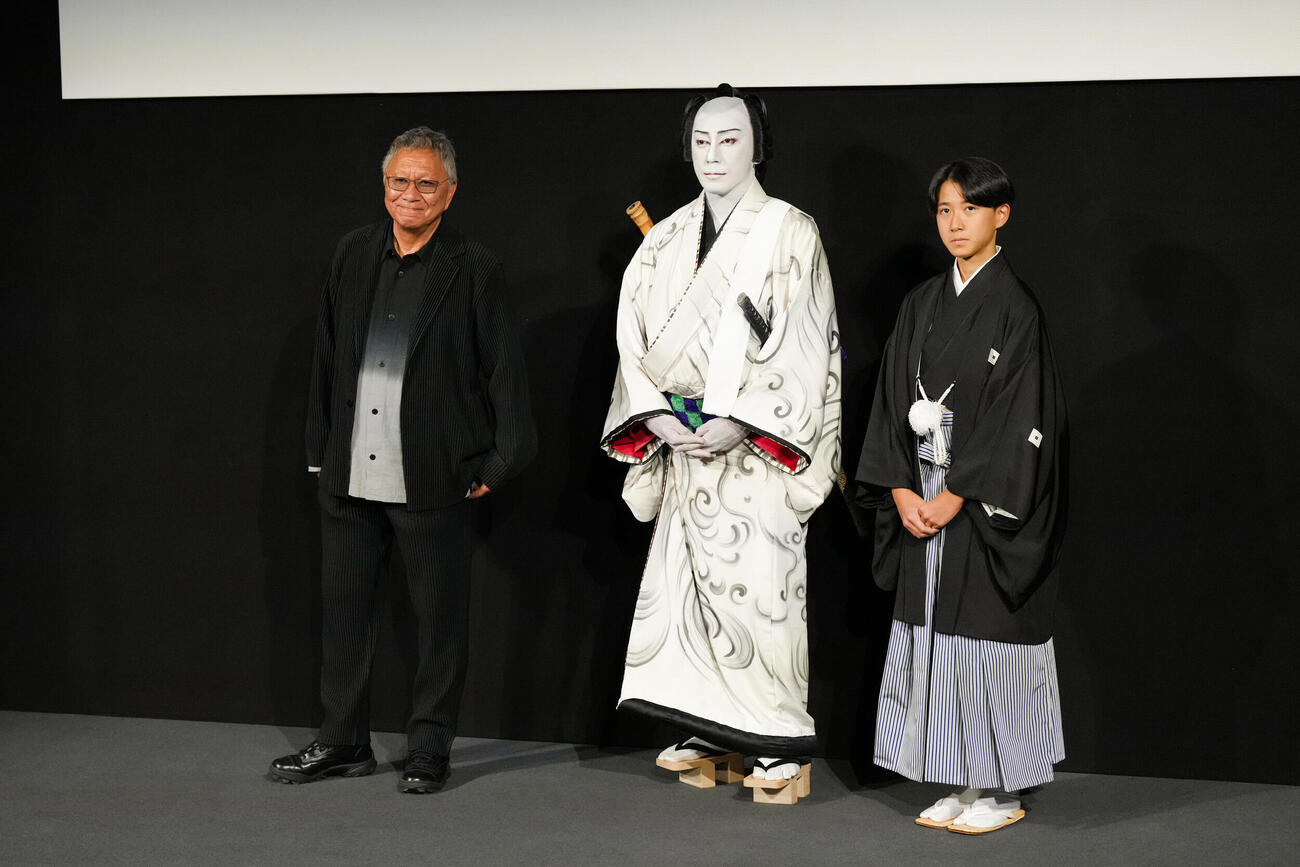ベネチア映画祭で「襲名」の公式上映に臨む、左から三池崇史監督、市川團十郎、市川新之助