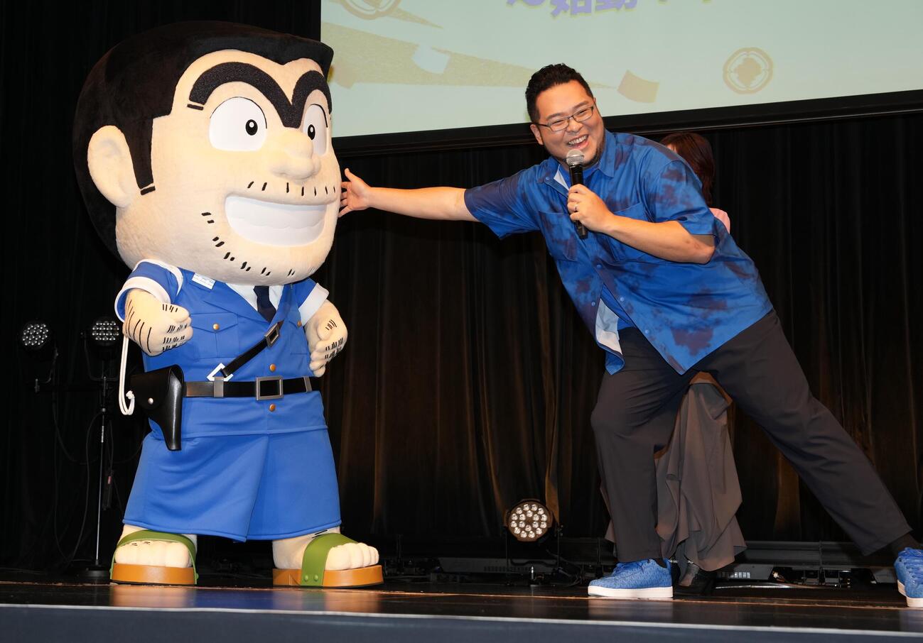 両津勘吉の着ぐるみの登場に笑顔を見せる落合福嗣（撮影・小島史椰）