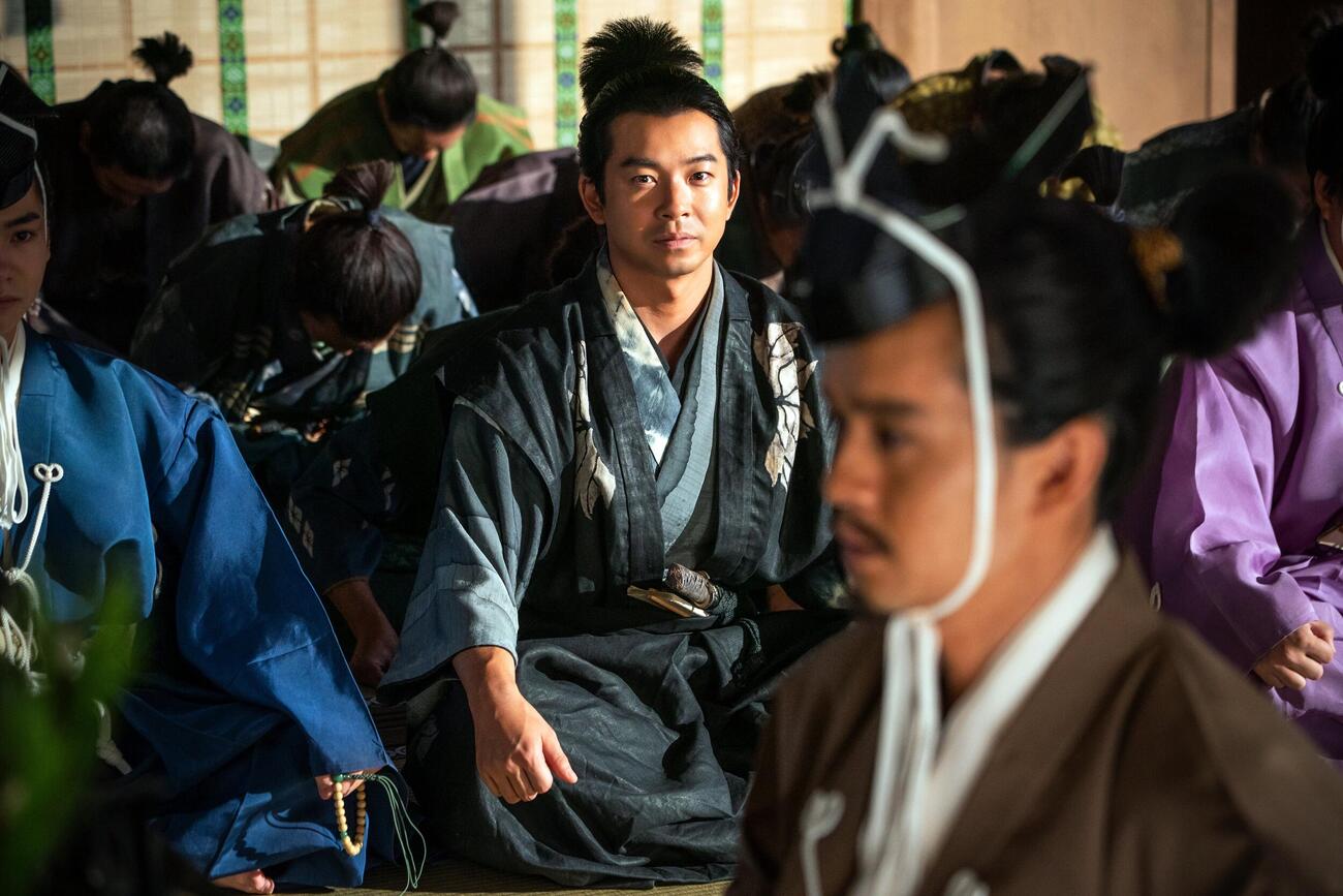 「豊臣兄弟！」で羽柴小一郎を演じる仲野太賀（中央）と秀吉を演じる池松壮亮（手前）