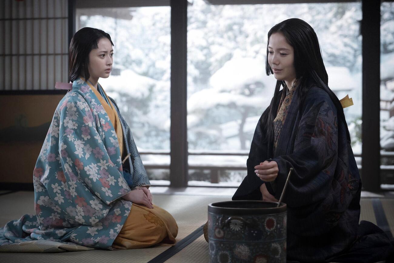 「豊臣兄弟！」第32回「賤ケ岳（しずがたけ）の決闘」で市を演じた宮﨑あおい（右）と娘の茶々を演じた井上和