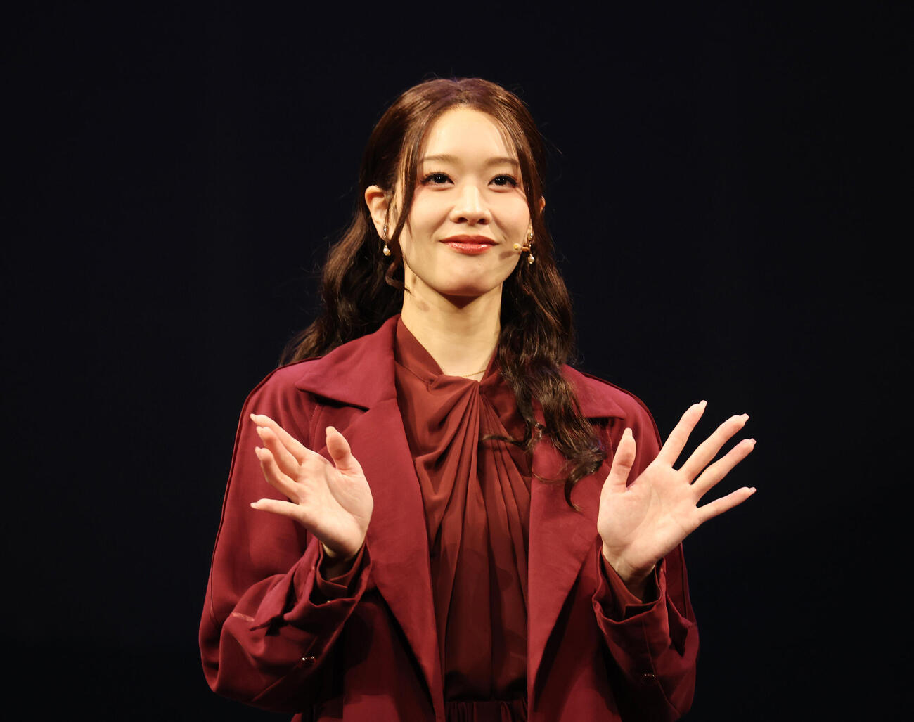 プレスコール取材会に登壇し手を振る和希そら（撮影・増田悦実）