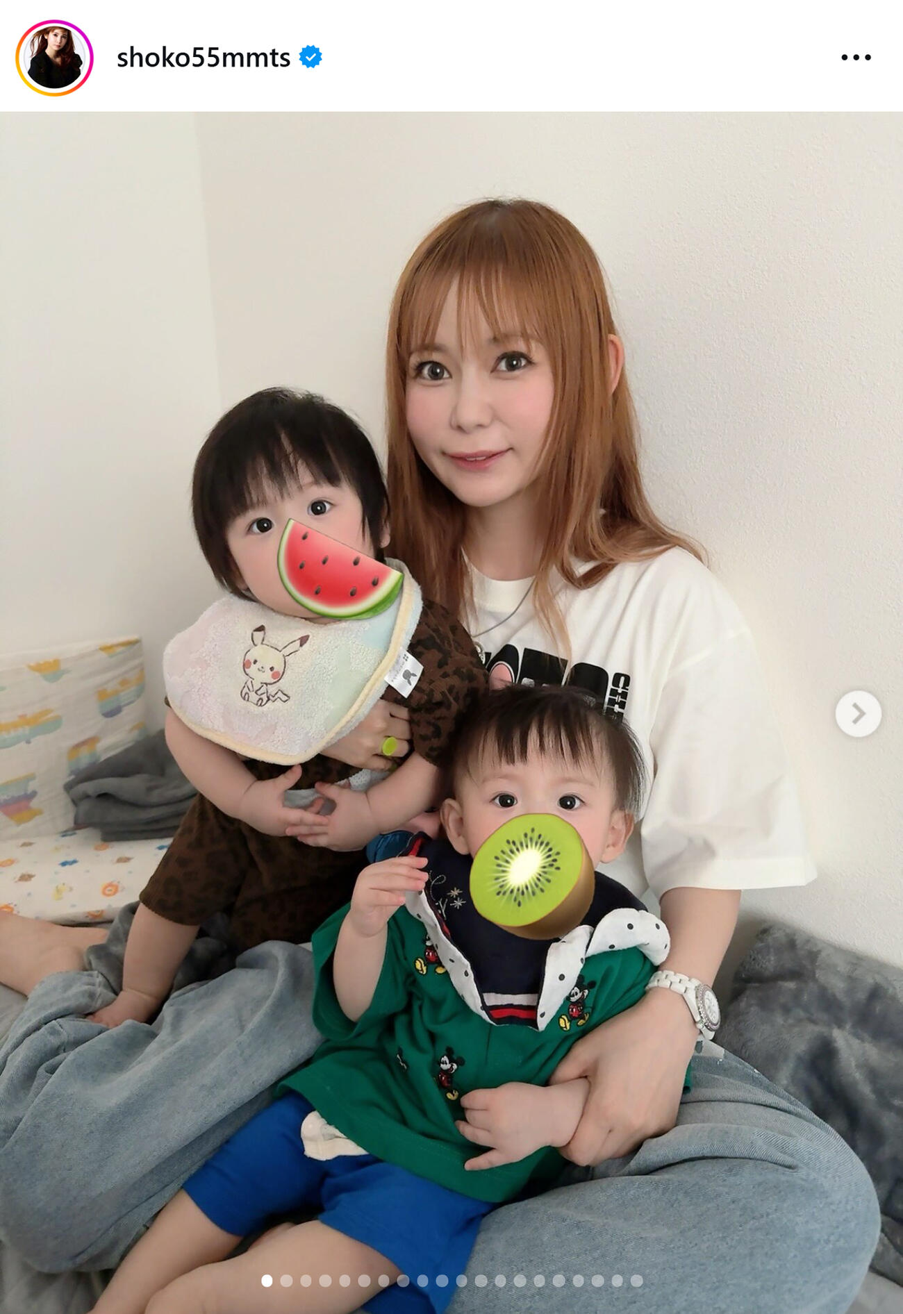 双子を抱っこする中川翔子（中川翔子のインスタグラムから）