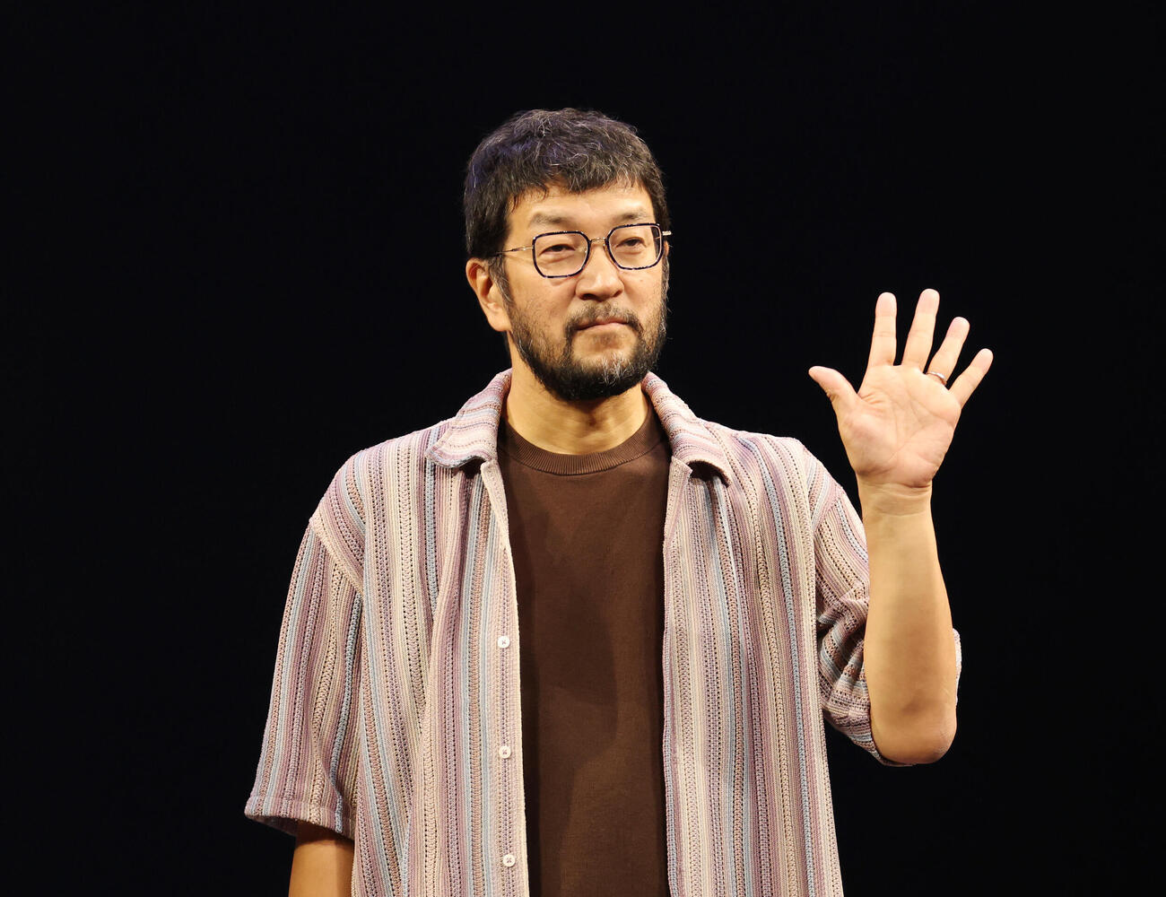 プレスコール取材会に登壇し手を振るウォーリー木下（撮影・増田悦実）